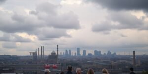 Céu nublado sobre cidade europeia com pessoas preocupadas.